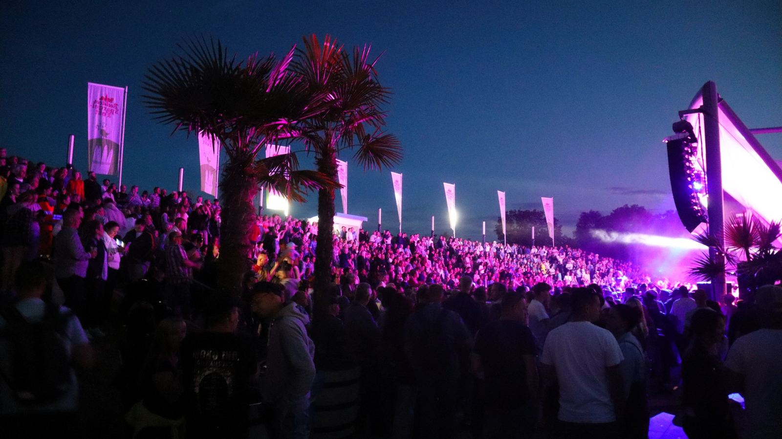 Partynacht in der Arena unter Palmen