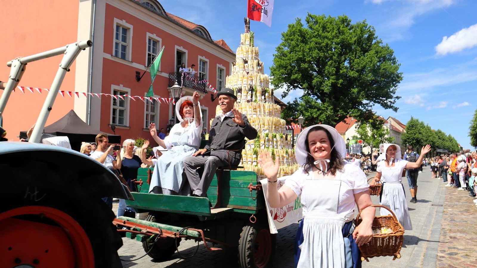 Spargelfrauen beim Festumzug