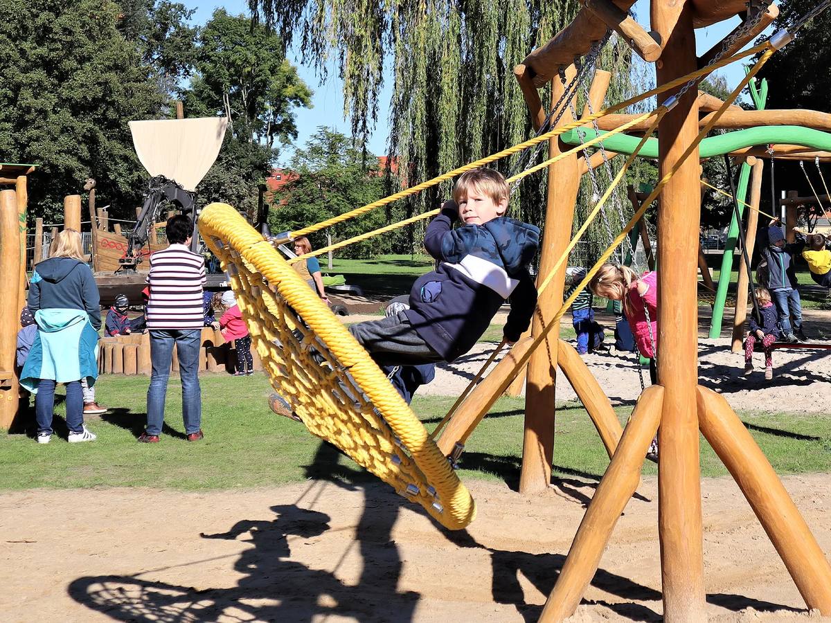 Netzschaukel auf dem Abenteuerspielplatz
