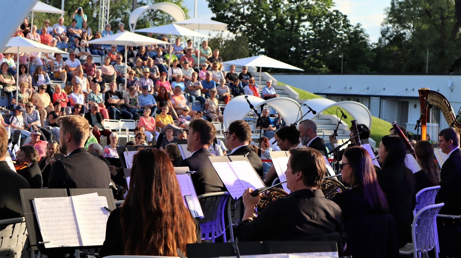 Orchester und volle Ränge an der Stadtparkbühne